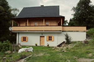 podpivničená drevostavba
