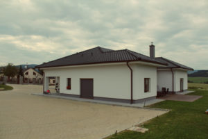 spevnená plocha so zámkovou dlažbou